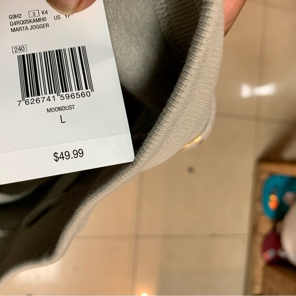 Guess Light Gray Sweatpants with Elastic Cuffs and Drawstring - Picture 5 of 5